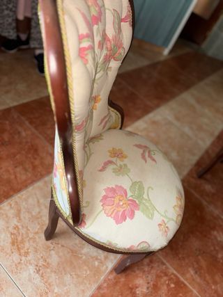 Silla antigua floral madera y tela