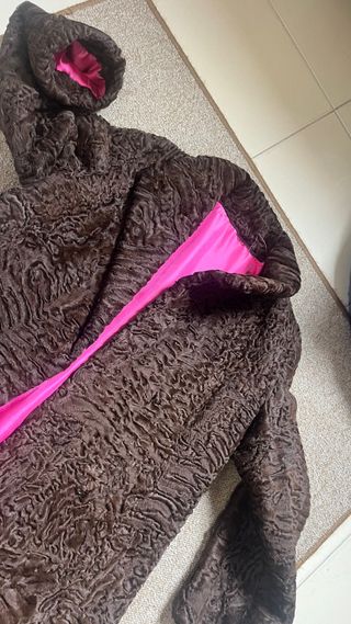 Pelliccia Astrakan Marrone con Fodera Rosa