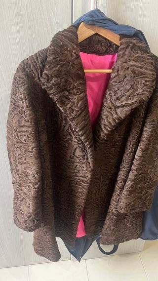 Pelliccia Astrakan Marrone con Fodera Rosa