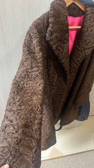Pelliccia Astrakan Marrone con Fodera Rosa
