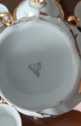 Juego de café porcelana flores rojas y oro