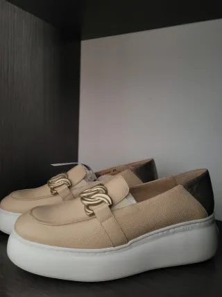 Mocasines Wonder Beige con Cadena Dorada