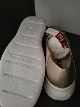 Mocasines Wonder Beige con Cadena Dorada