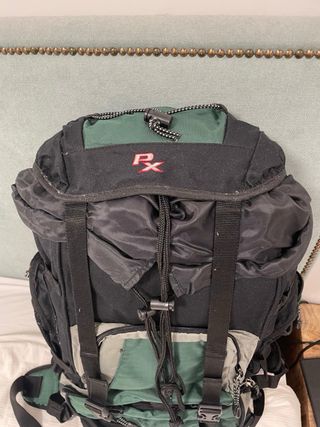 Mochila senderismo negra y verde.