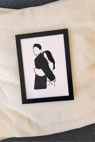 Quadretto minimalista coppia abbracciata