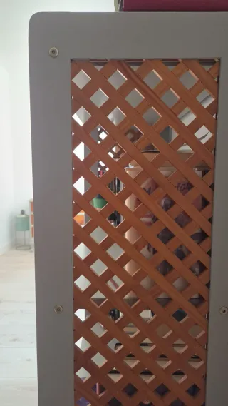 Estantería de madera con diseño de celosía