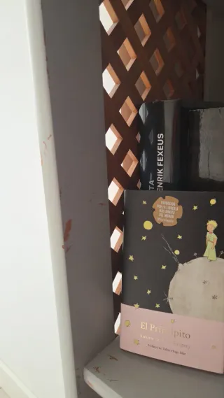 Estantería de madera con diseño de celosía