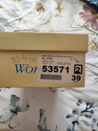 Zapatos de tacón violetas. Un solo uso