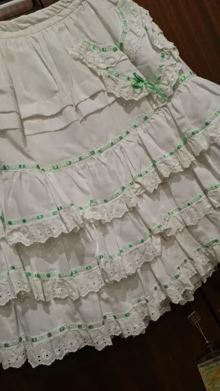 Gonna regionale bianca con dettagli verdi