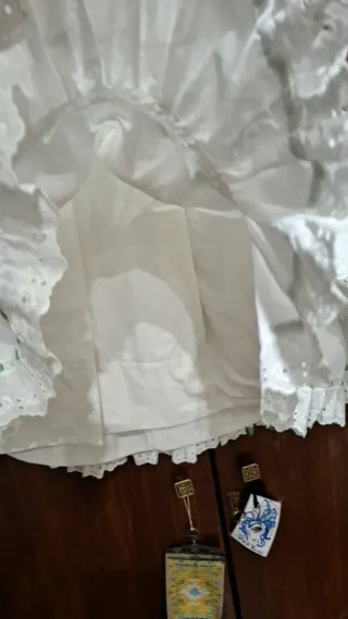 Gonna regionale bianca con dettagli verdi