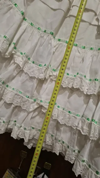 Gonna regionale bianca con dettagli verdi