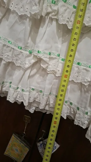 Gonna regionale bianca con dettagli verdi