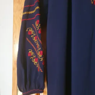 Blusa azul con bordado floral