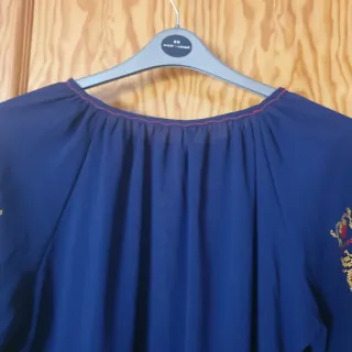 Blusa azul con bordado floral