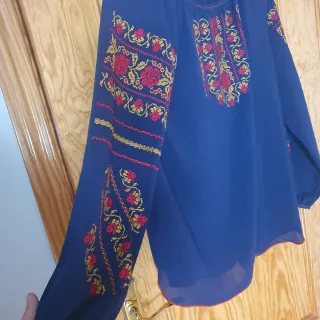 Blusa azul con bordado floral