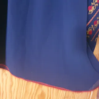 Blusa azul con bordado floral