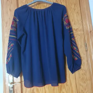 Blusa azul con bordado floral