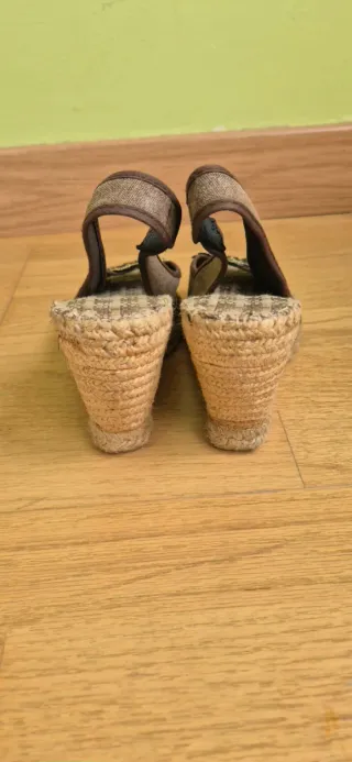 Sandalias esparto flor marrón y dorado