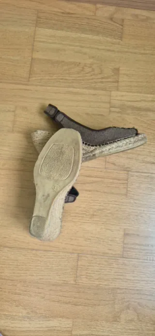 Sandalias esparto flor marrón y dorado