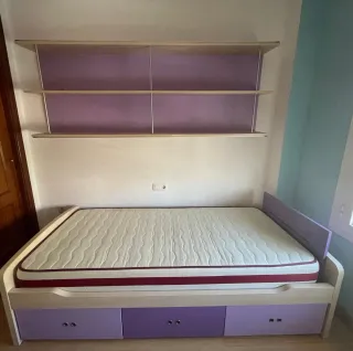 Cama con estantería y cajones