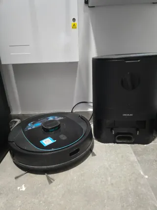 Robot aspirador Conga con base