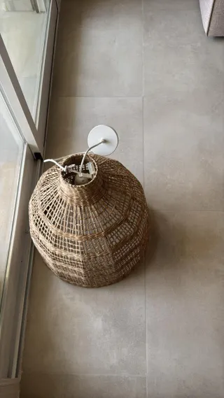 Lámpara de techo de ratán tejida.