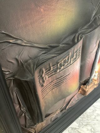 Pareja de cuadros años 70 “CUERO REPUJADO” (leer)