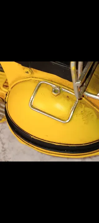 Miniatura Vespa Amarilla Realista 27cm