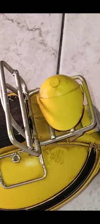 Miniatura Vespa Amarilla Realista 27cm