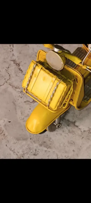 Miniatura Vespa Amarilla Realista 27cm