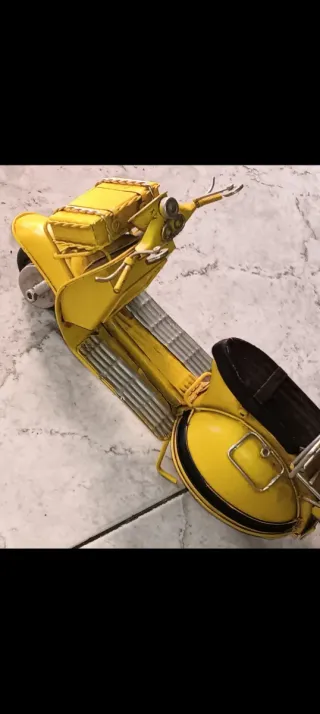 Miniatura Vespa Amarilla Realista 27cm