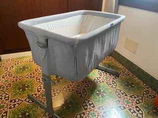 Cuna colecho Chicco Next2me Gris. Muy buen estado.