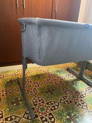 Cuna colecho Chicco Next2me Gris. Muy buen estado.