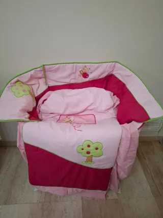 Cuna nido rosa con soporte y edredón cuna a juego