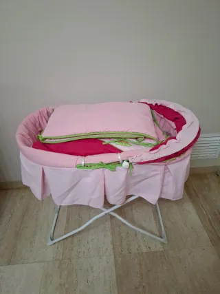 Cuna nido rosa con soporte y edredón cuna a juego