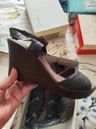 Sandalias cuña Paula Urban negras/marrones