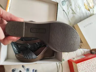 Sandalias cuña Paula Urban negras/marrones