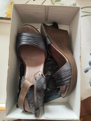 Sandalias cuña Paula Urban negras/marrones