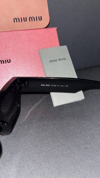 Gafas de sol Miu Miu negras nuevas