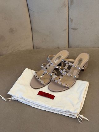 Sandalias Valentino Rockstud Beige/Oro