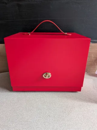 Caja con 12 colonias