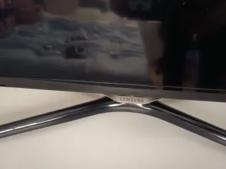 Televisor Samsung negro y televisor Thomson negro