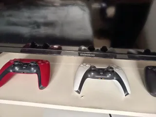 Televisor Samsung negro y televisor Thomson negro