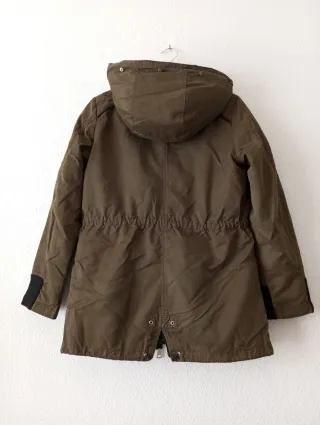 Parka Stradivarius verde militar Talla S
