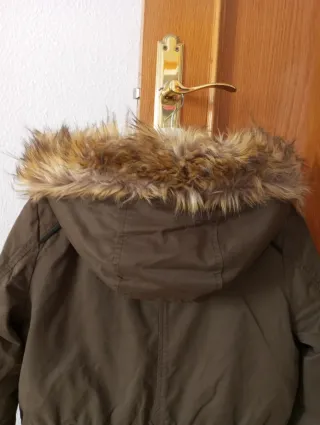 Parka Stradivarius verde militar Talla S