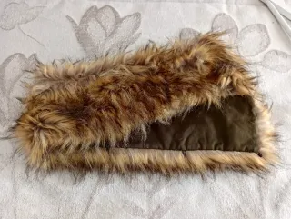 Parka Stradivarius verde militar Talla S