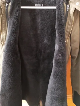 Parka Stradivarius verde militar Talla S