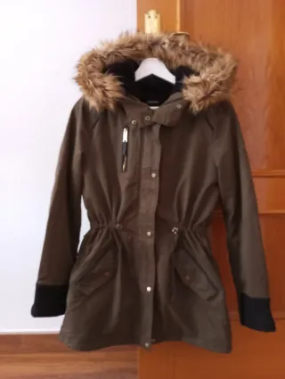 Parka Stradivarius verde militar Talla S