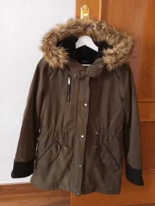 Parka Stradivarius verde militar Talla S