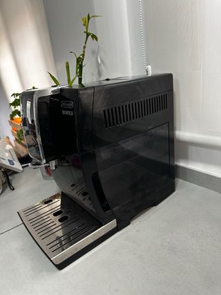 Cafetera Super Automática DeLonghi
